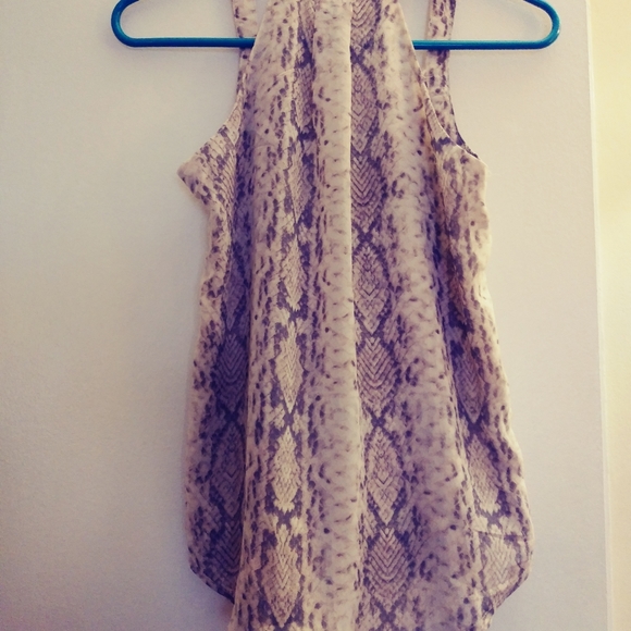 White and Gray Blouse, Small. Great Condition. - Picture 2 of 9